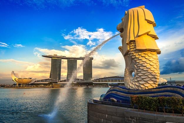 Free photo merlion statue and cityscape in singapore.
