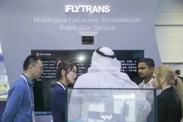 本文详细阐述了科大讯飞实现品牌全球化的出海进阶之路。首先，文章指出，随着国内市场竞争的加剧和消费市场的多样化，中国品牌纷纷选择出海寻找新的增长点。科大讯飞作为国内出海AI赛道内的代表性品牌，其出海之路经历了品牌技术展示初期、探索与试水阶段以及精细化运营阶段。